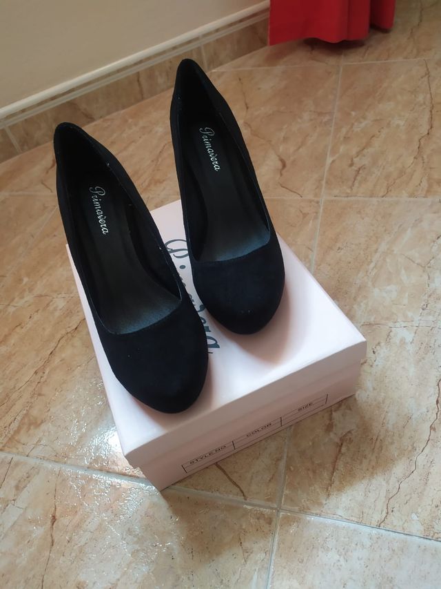 Zapatos de tacón negros.