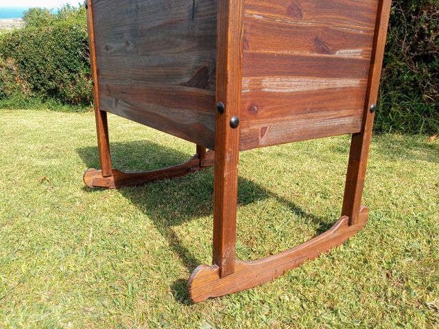 Cuna de madera hecha a mano