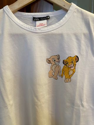 Camiseta Zara Rey Leon de segunda mano por 8 EUR en Burgos en WALLAPOP