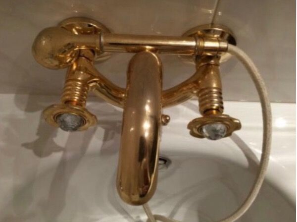 GRIFERÍA DORADA RETRO