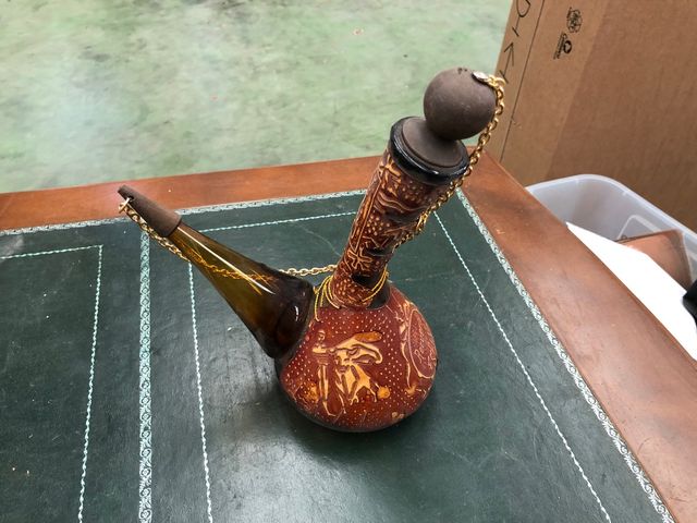 Porrón de vino repujado