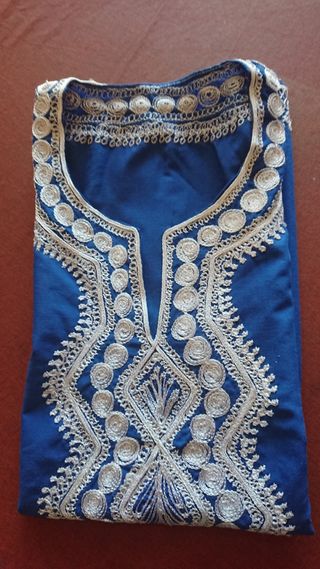 Blusa con bordados tipo árabe de segunda mano por 10 EUR en Sarriguren en  WALLAPOP
