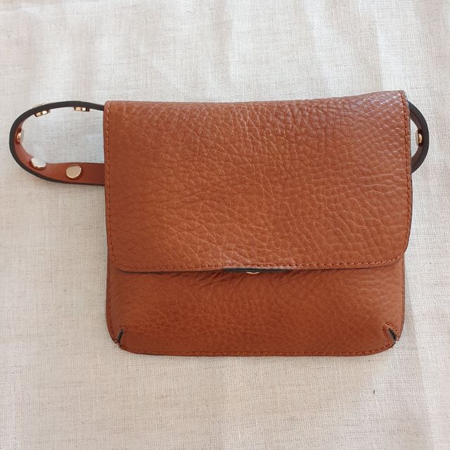 Bolso riñonera marrón con tachas doradas