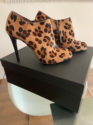 Botines de tacón de leopardo de Zara de segunda mano por 32 EUR en Málaga  en WALLAPOP