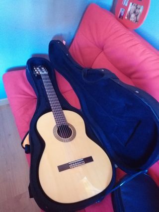Guitarra flamenca Álvarez y bernal de segunda mano por 900 EUR en  Villafranca de los Barros en WALLAPOP