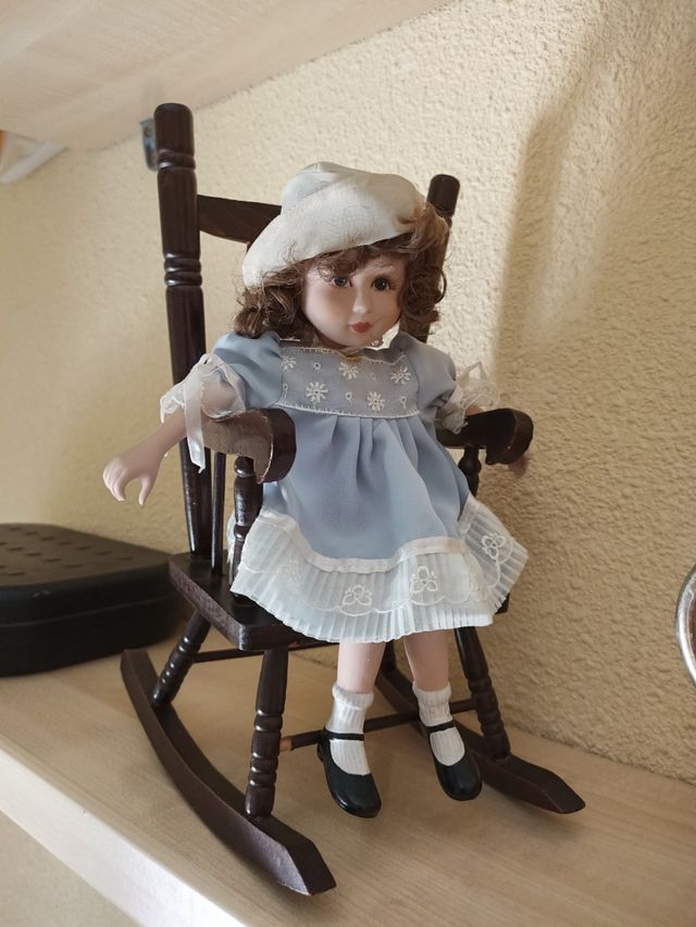 Muñeca porcelana con mecedora
