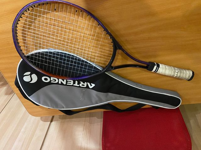 Raqueta de tenis.