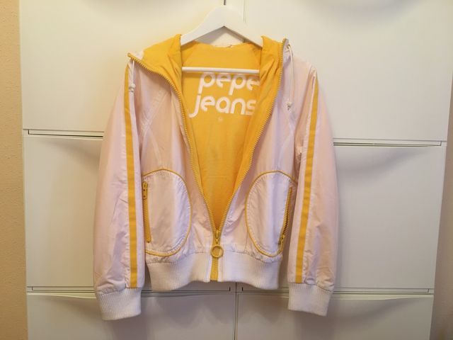 Sudadera blanca de chica, de Pepe Jeans, talla M.