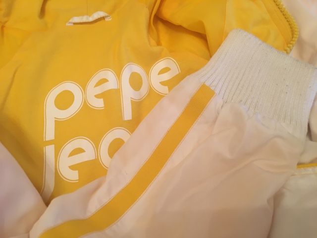 Sudadera blanca de chica, de Pepe Jeans, talla M.