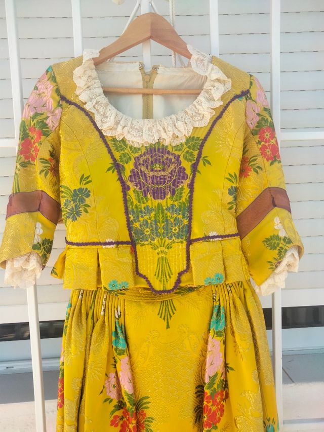 Alicantina niña t.10 , más dos pares zapatos