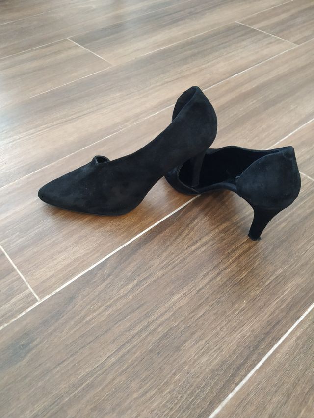 Zapatos de tacón piel negros. Marca Naf Naf. 39