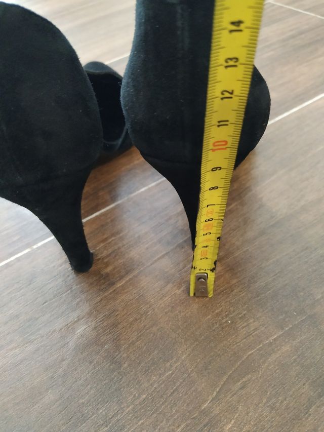 Zapatos de tacón piel negros. Marca Naf Naf. 39