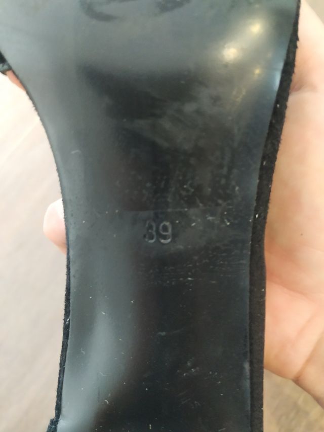 Zapatos de tacón piel negros. Marca Naf Naf. 39