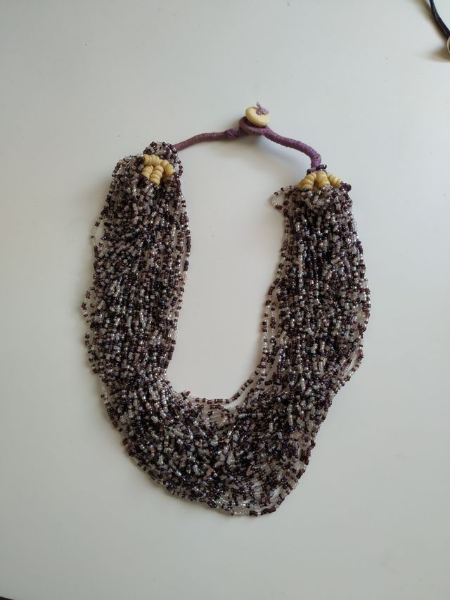 Collar gargantilla Morado y blanco.