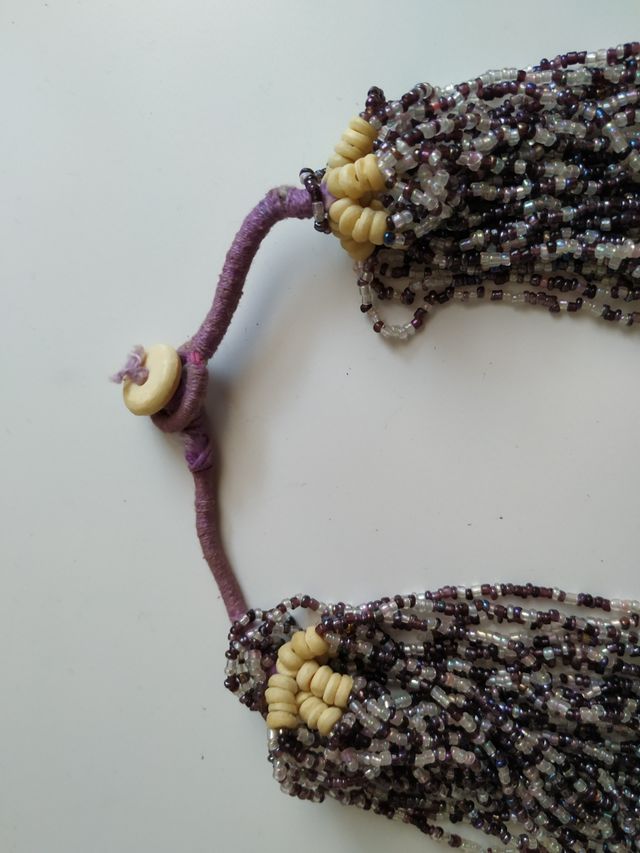 Collar gargantilla Morado y blanco.