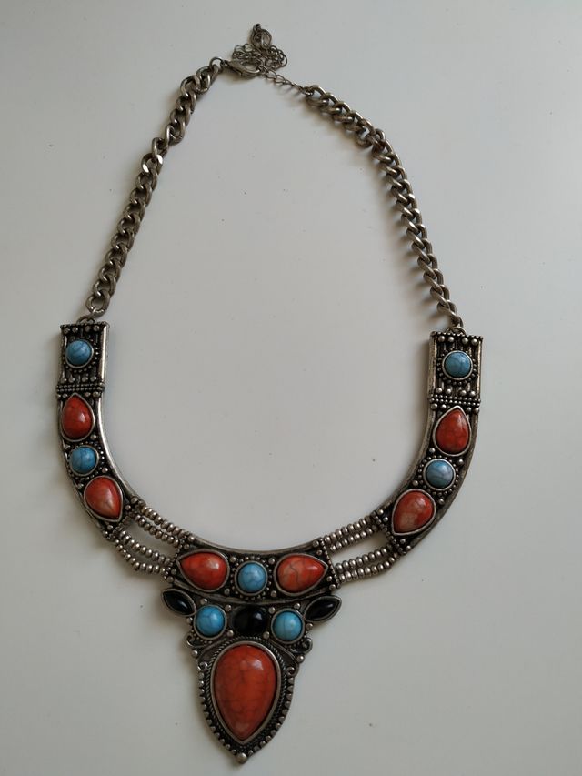 Collar gargantilla en colores plata, coral y azul
