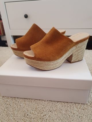 Cuñas estilo zueco de Zara de segunda mano por 25 EUR en Madrid en WALLAPOP