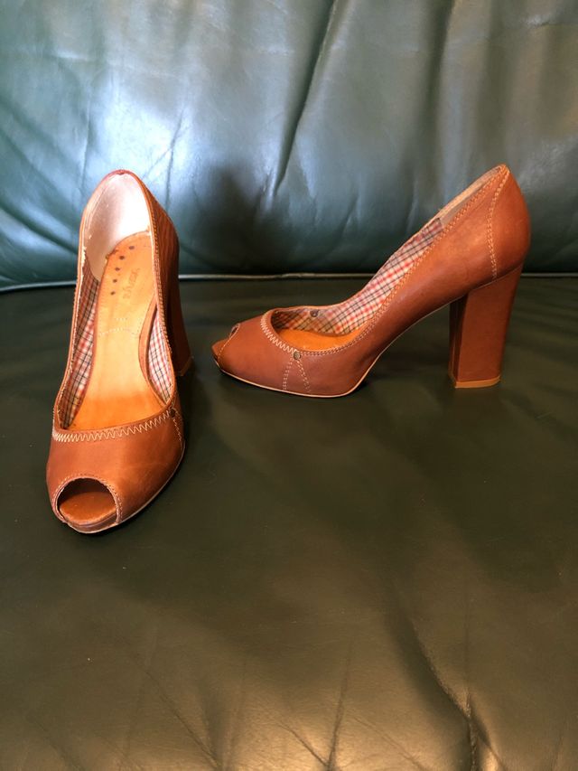 Zapatos de tacón de piel marrón. Número 38.