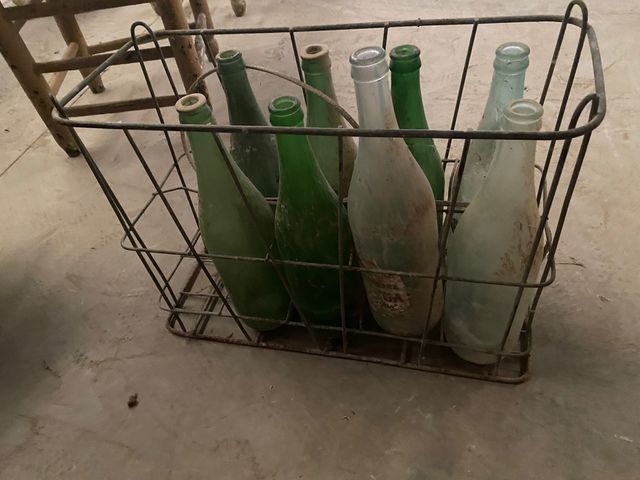 Botellero y botellas antiguas