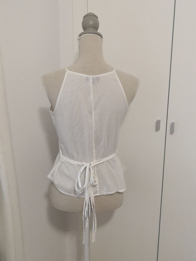 blusa blanca anudada atrás 