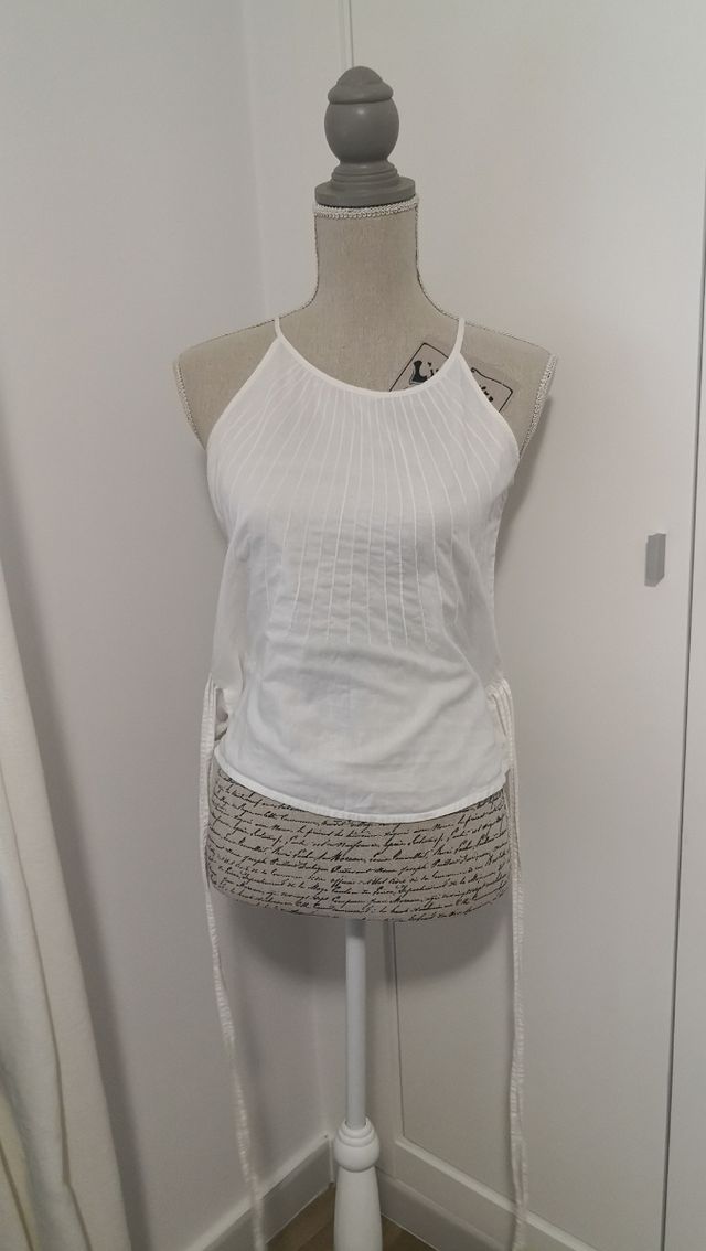 blusa blanca anudada atrás 