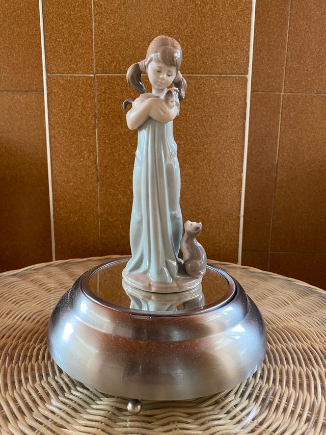 Figura de Lladró - Niña amante de los gatitos