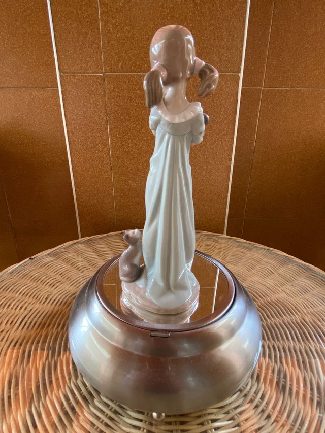 Figura de Lladró - Niña amante de los gatitos