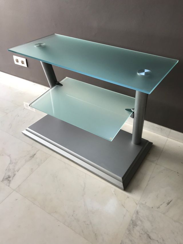 Mueble con estanteria de cristal