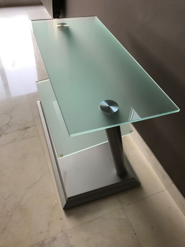 Mueble con estanteria de cristal