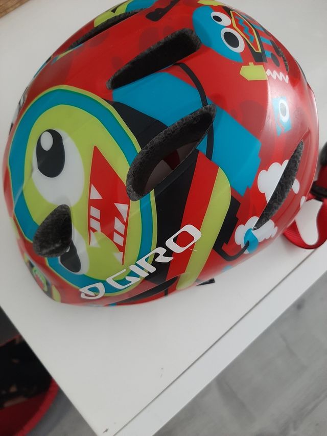 casco para bicicleta o patín para niño/a