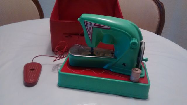 Maquina de coser de juguete, años 70