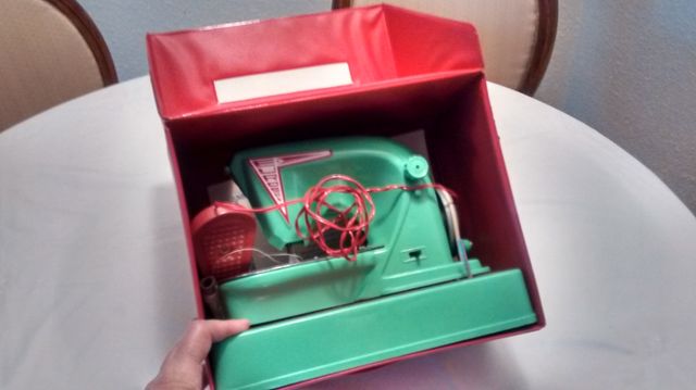Maquina de coser de juguete, años 70