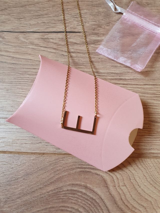 Colgante inicial "E"