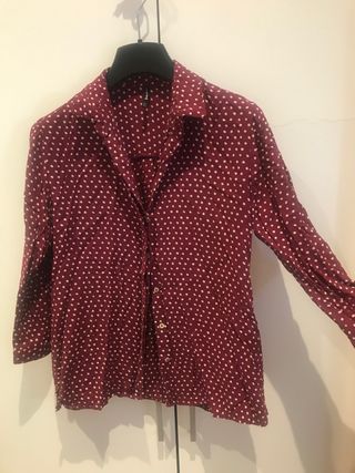 Blusa burdeos Stradivarius de segunda mano por 4 € en Madrid Blusa burdeos Stradivarius de segunda mano por 4 € en Madrid