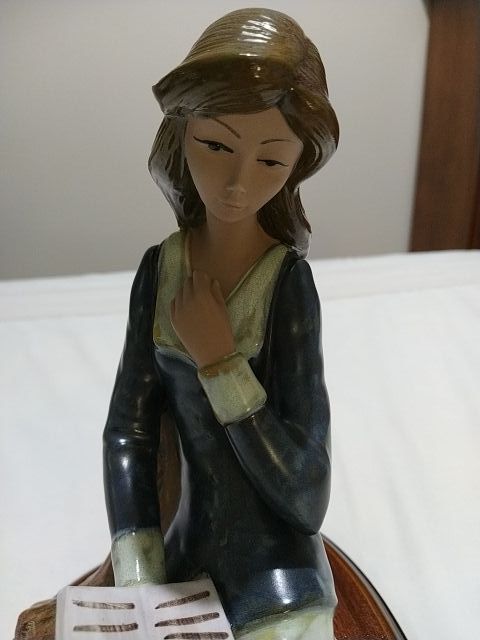 Figura de porcelana Tengra.