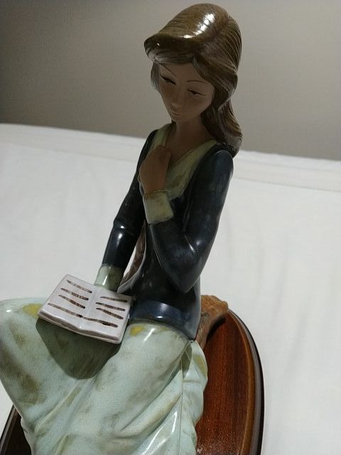 Figura de porcelana Tengra.