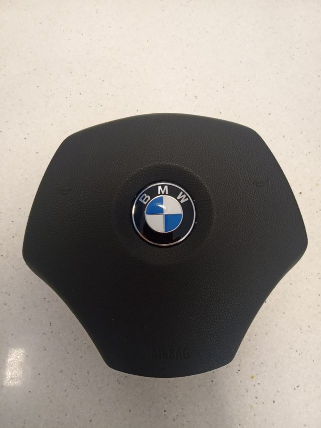 Volante de cuero con multifunción y airbag.