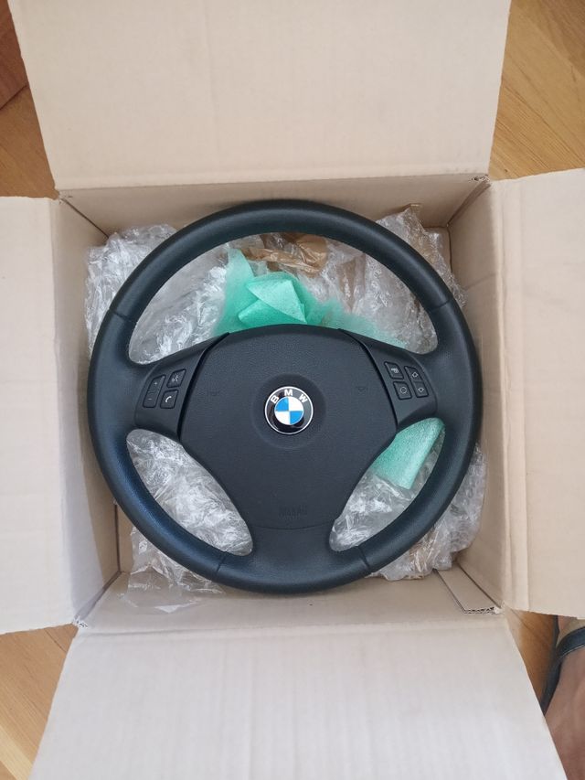 Volante de cuero con multifunción y airbag.