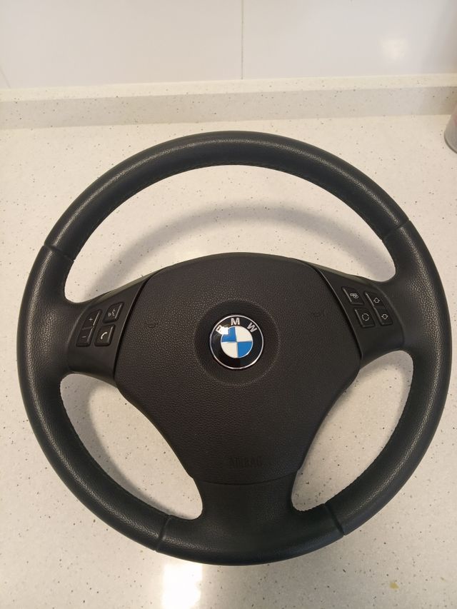 Volante de cuero con multifunción y airbag.