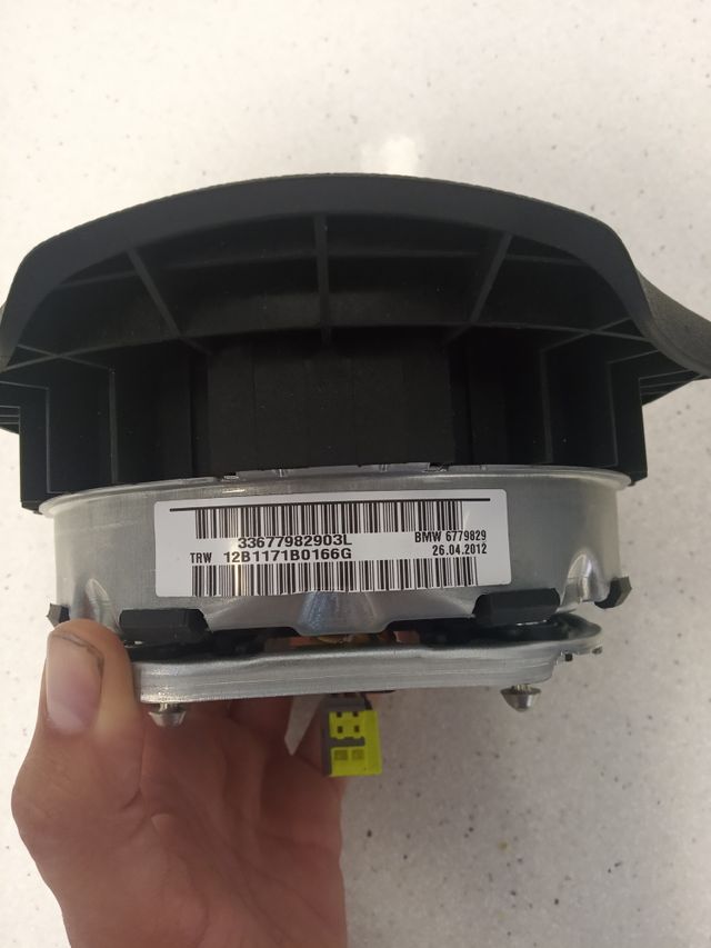 Volante de cuero con multifunción y airbag.