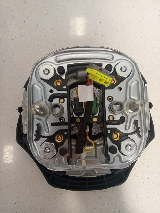 Volante de cuero con multifunción y airbag.