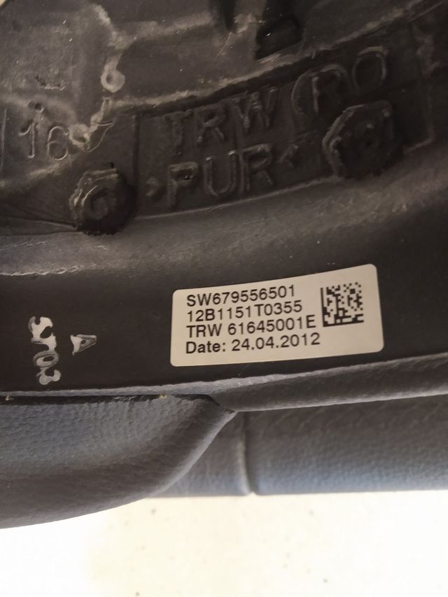 Volante de cuero con multifunción y airbag.