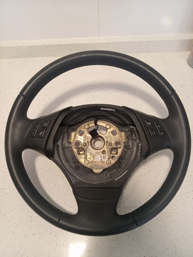 Volante de cuero con multifunción y airbag.