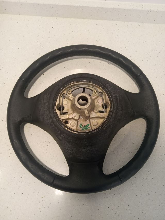 Volante de cuero con multifunción y airbag.