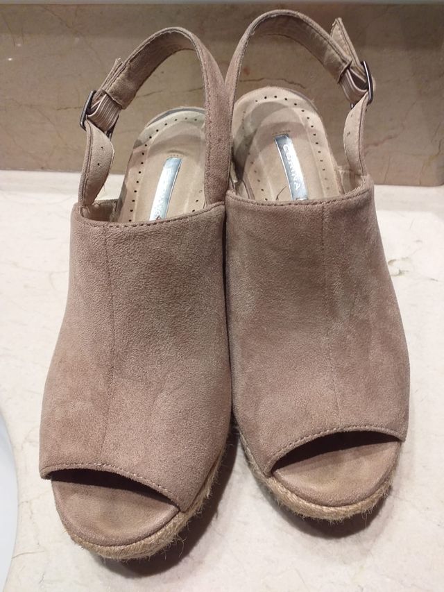 Sandalias de cuña color crudo