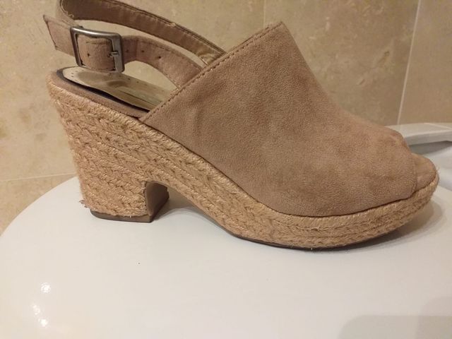 Sandalias de cuña color crudo