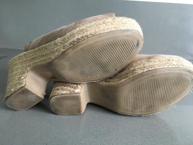 Sandalias de cuña color crudo