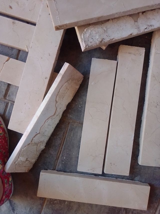 RODAPIÉS MARMOL marfil USADAS de segunda mano por 30 € en Corral de