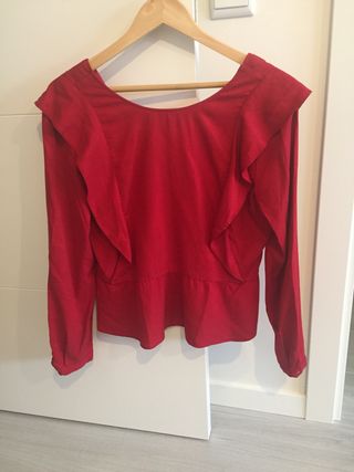Blusa roja con volantes de Zara de segunda mano por 12 EUR en Segovia en  WALLAPOP