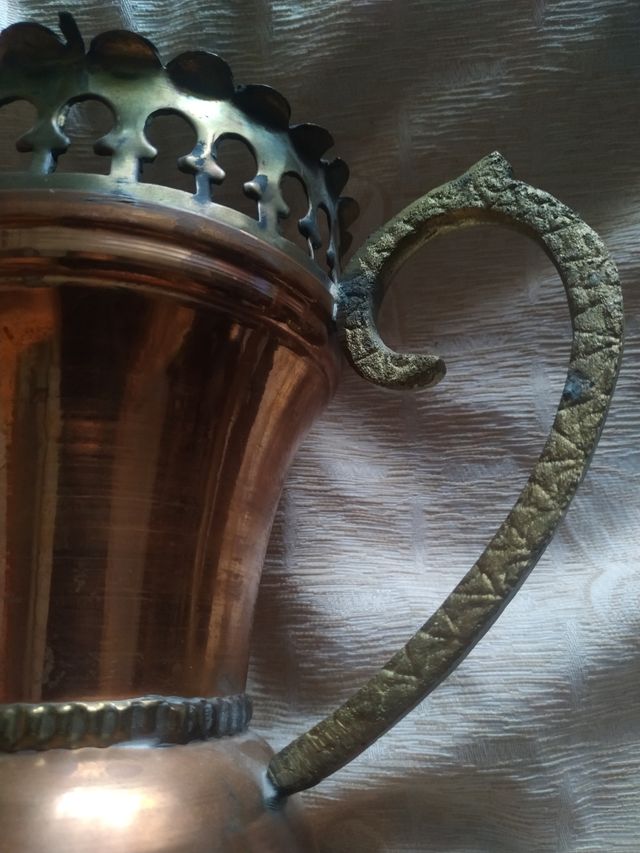 ánfora de cobre y latón antigua